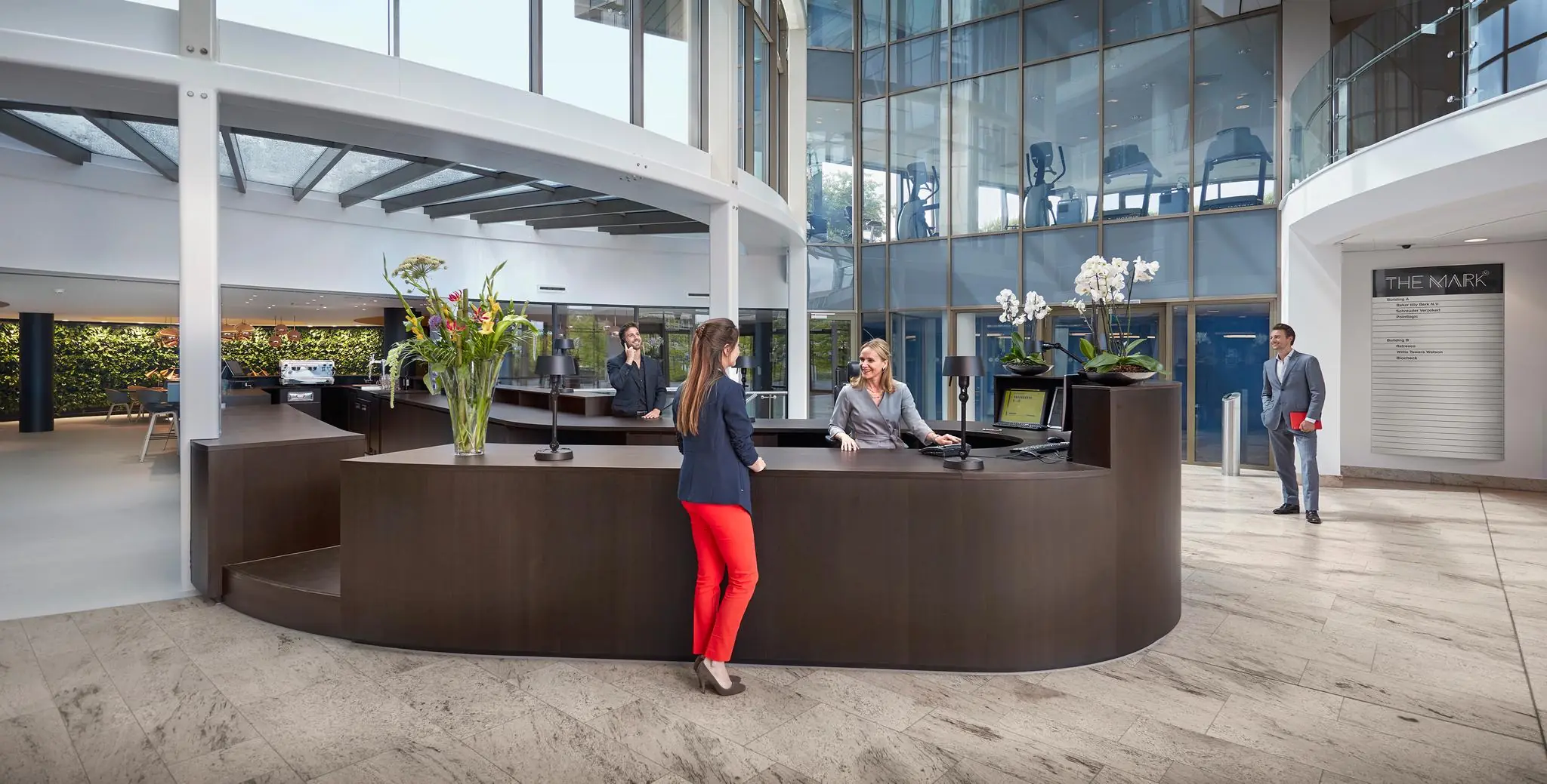 Moderne ontvangsthal van multi-tenant kantoorgebouw aan de Fascinatio Boulevard met receptiebalie en bezoekers.